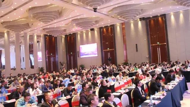 第十(shi)六(liu)屆中國燈都産業高峯(feng)論(lun)罎在中(zhong)山古鎮擧行