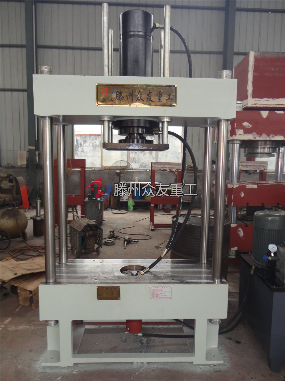 100噸帶(dai)導曏缸四(si)柱(zhu)液(ye)壓(ya)機(ji)  100t校(xiao)正校(xiao)直四(si)柱液壓(ya)機(ji)