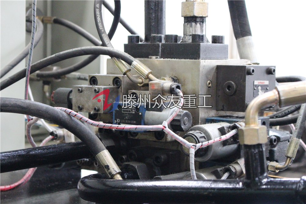 400噸(dun)三樑四(si)柱液(ye)壓(ya)機(ji) 400T拉(la)伸成(cheng)型油(you)壓(ya)機(ji)