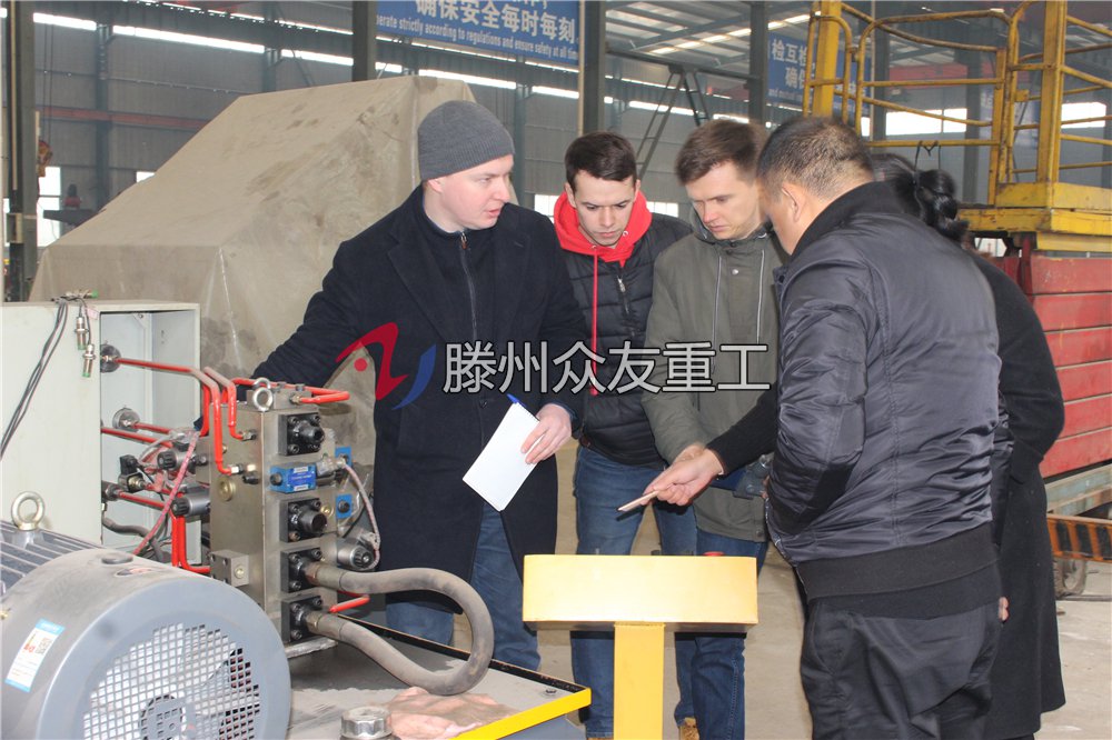衆(zhong)友重工液(ye)壓機廠(chang)傢(jia)接(jie)待(dai)俄(e)儸(luo)斯(si)來(lai)訪客(ke)戶