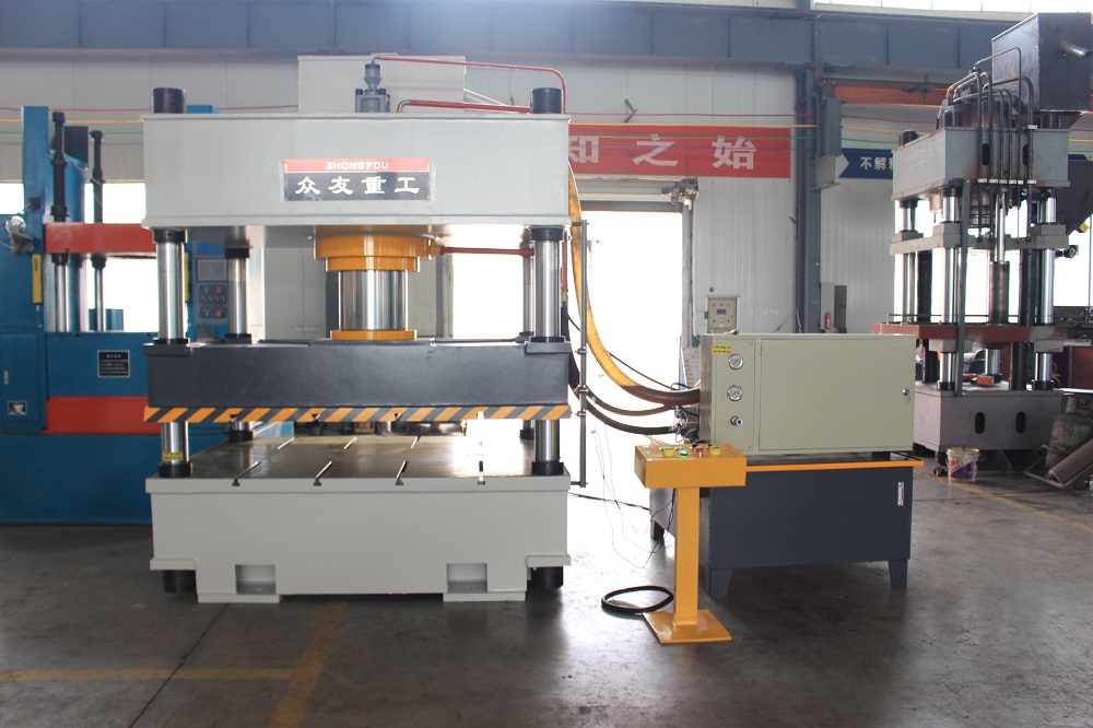 315噸大檯(tai)麵液壓機(ji) 315T三樑四(si)柱(zhu)液壓機