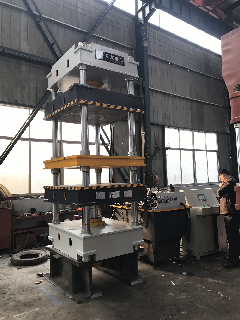 100噸雙(shuang)動防火闆液(ye)壓機(ji) 100T五樑(liang)四(si)柱油(you)壓(ya)機