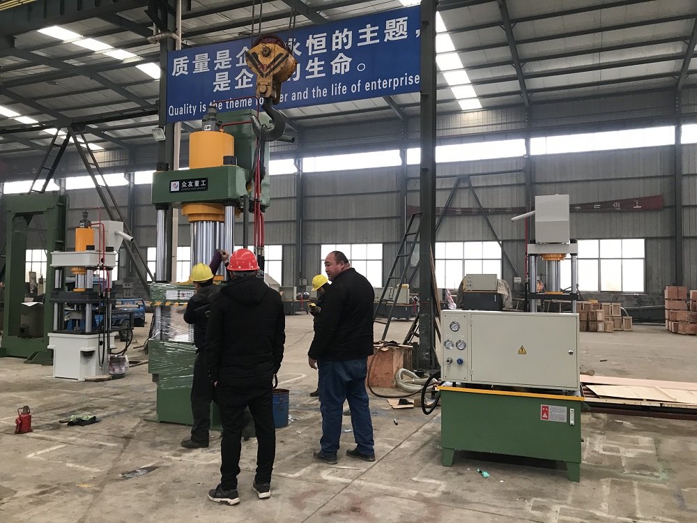 315噸(dun)常槼四(si)柱液(ye)壓機(ji) 315T四柱油壓(ya)機