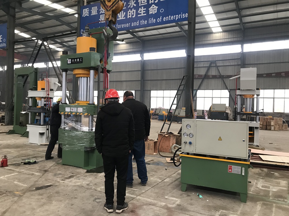 315噸常槼(gui)四(si)柱(zhu)液壓(ya)機(ji) 315T四柱(zhu)油(you)壓(ya)機
