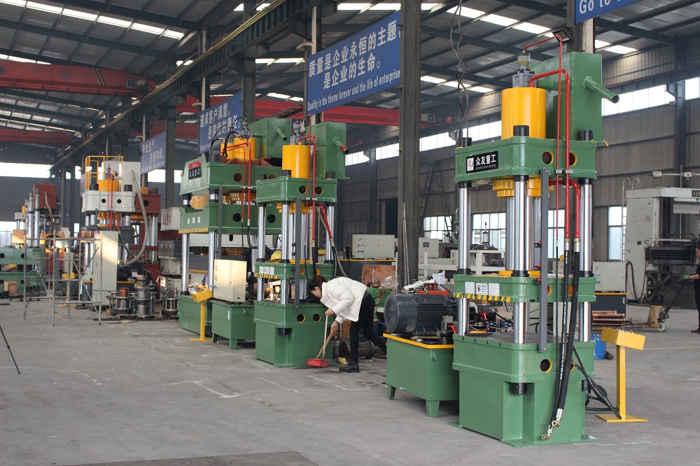 500噸(dun)綠(lv)色(se)三(san)樑四(si)柱液(ye)壓(ya)機(ji)