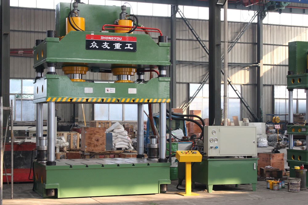 500T綠(lv)色(se)三(san)樑四柱(zhu)液壓(ya)機(ji)
