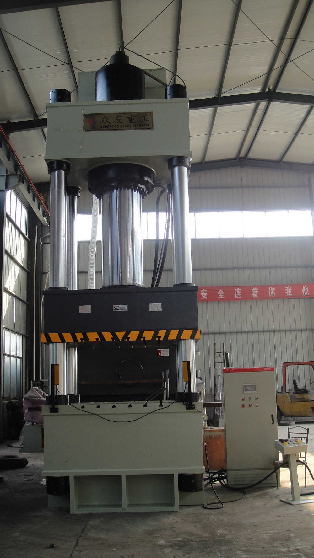 800噸(dun)三(san)樑(liang)四柱(zhu)液壓(ya)機 800T大(da)噸位(wei)液(ye)壓機(ji)廠(chang)傢(jia)