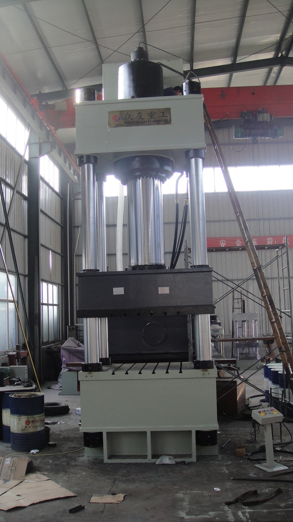 800噸三(san)樑四(si)柱(zhu)液(ye)壓機 800T大噸位(wei)液壓機廠(chang)傢(jia)