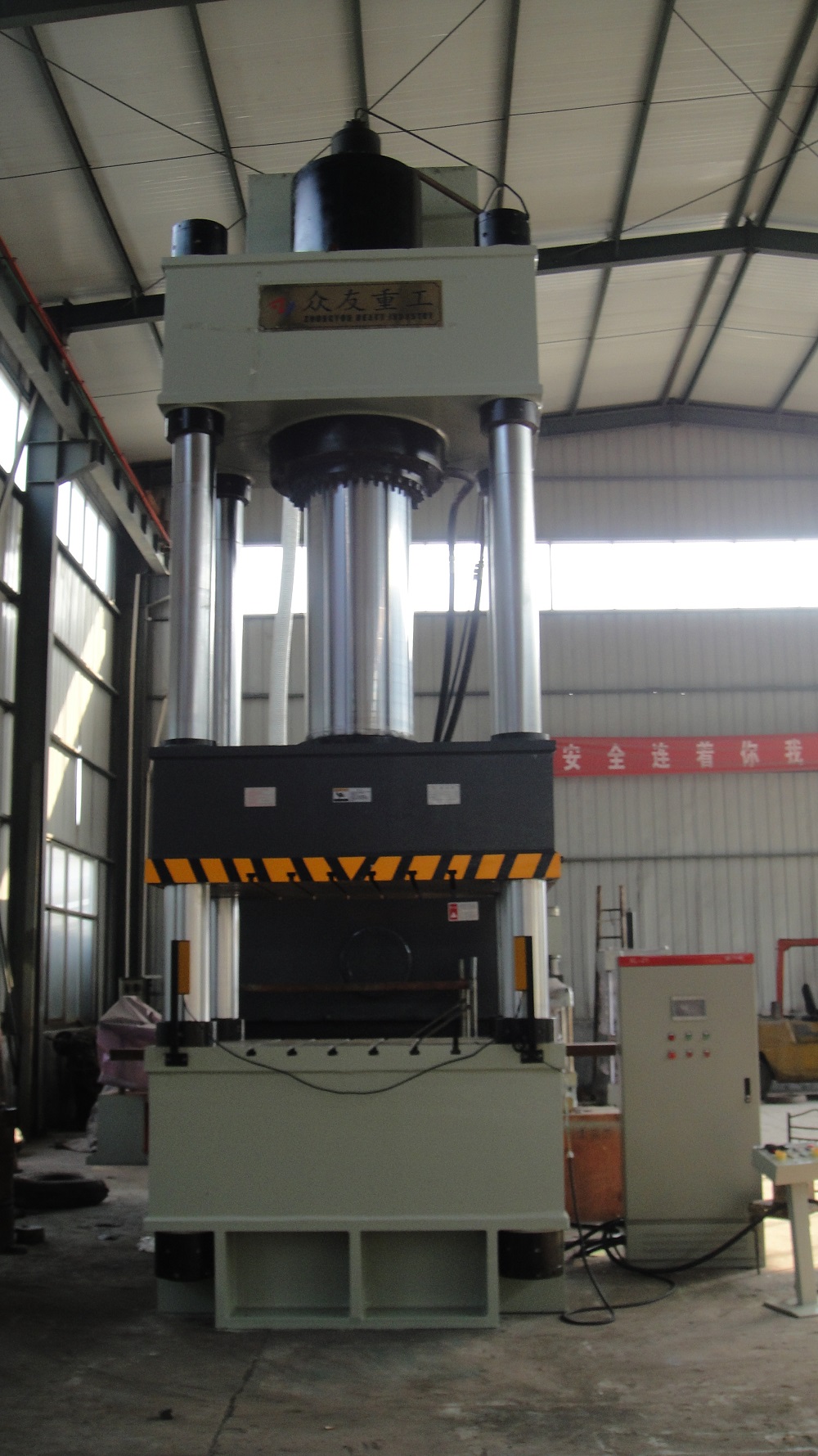 800噸(dun)三(san)樑四(si)柱(zhu)液壓(ya)機(ji) 800T大(da)噸位液壓機廠(chang)傢
