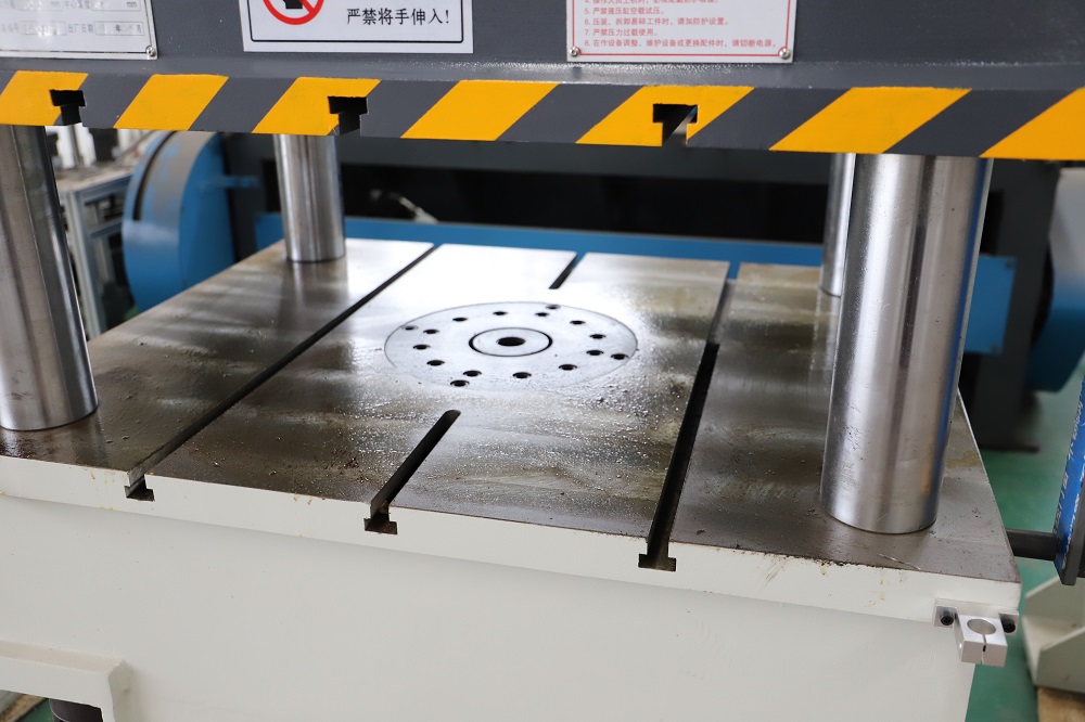 63噸(dun)單(dan)臂液(ye)壓機(ji)細(xi)節(jie)圖(tu)