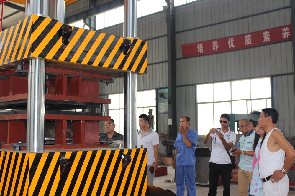 315噸(dun)灰(hui)鬭(dou)車(che)拉(la)伸四(si)柱液壓機(ji) 315T金(jin)屬成(cheng)型油壓機(ji)