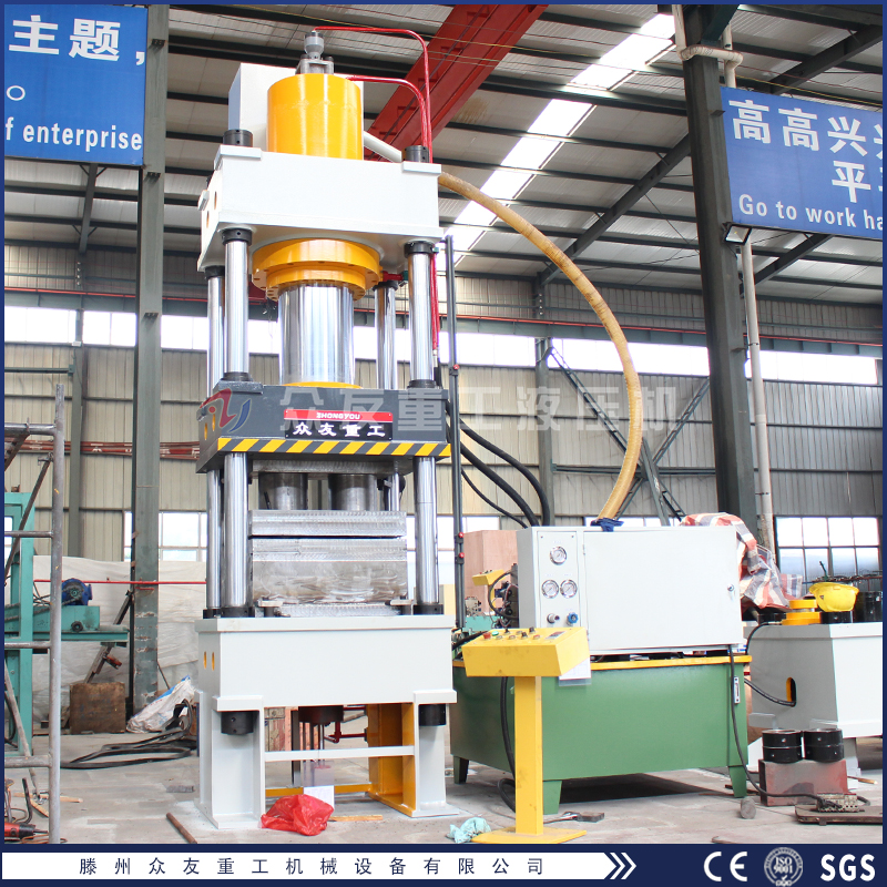 四(si)柱(zhu)液壓(ya)機