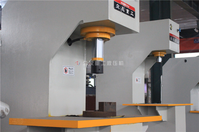 63噸(dun)大(da)檯麵(mian)單(dan)臂液(ye)壓機(ji) 63T單柱(zhu)油壓(ya)機(ji)