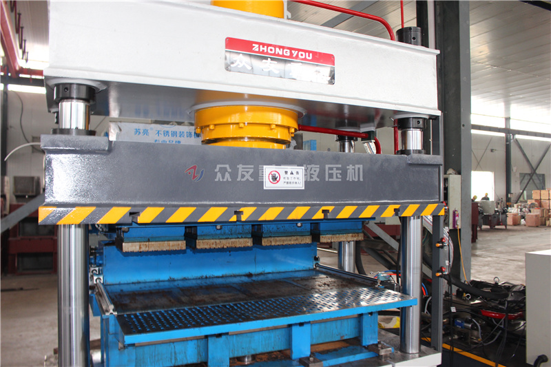 200噸(dun)壓(ya)育(yu)苗塊四(si)柱液(ye)壓機(ji) 200T粉末(mo)成(cheng)型油(you)壓(ya)機(ji)