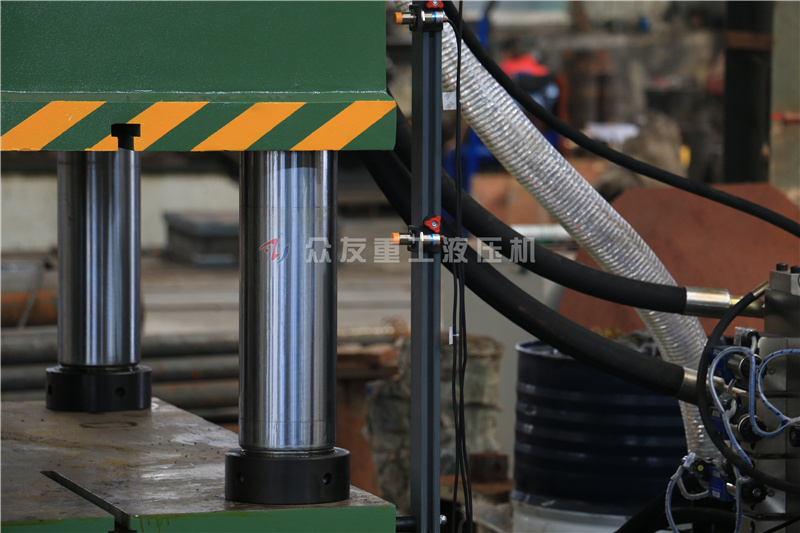 315噸三樑四(si)柱液(ye)壓(ya)機(ji) 315T冷壓(ya)成型油(you)壓(ya)機